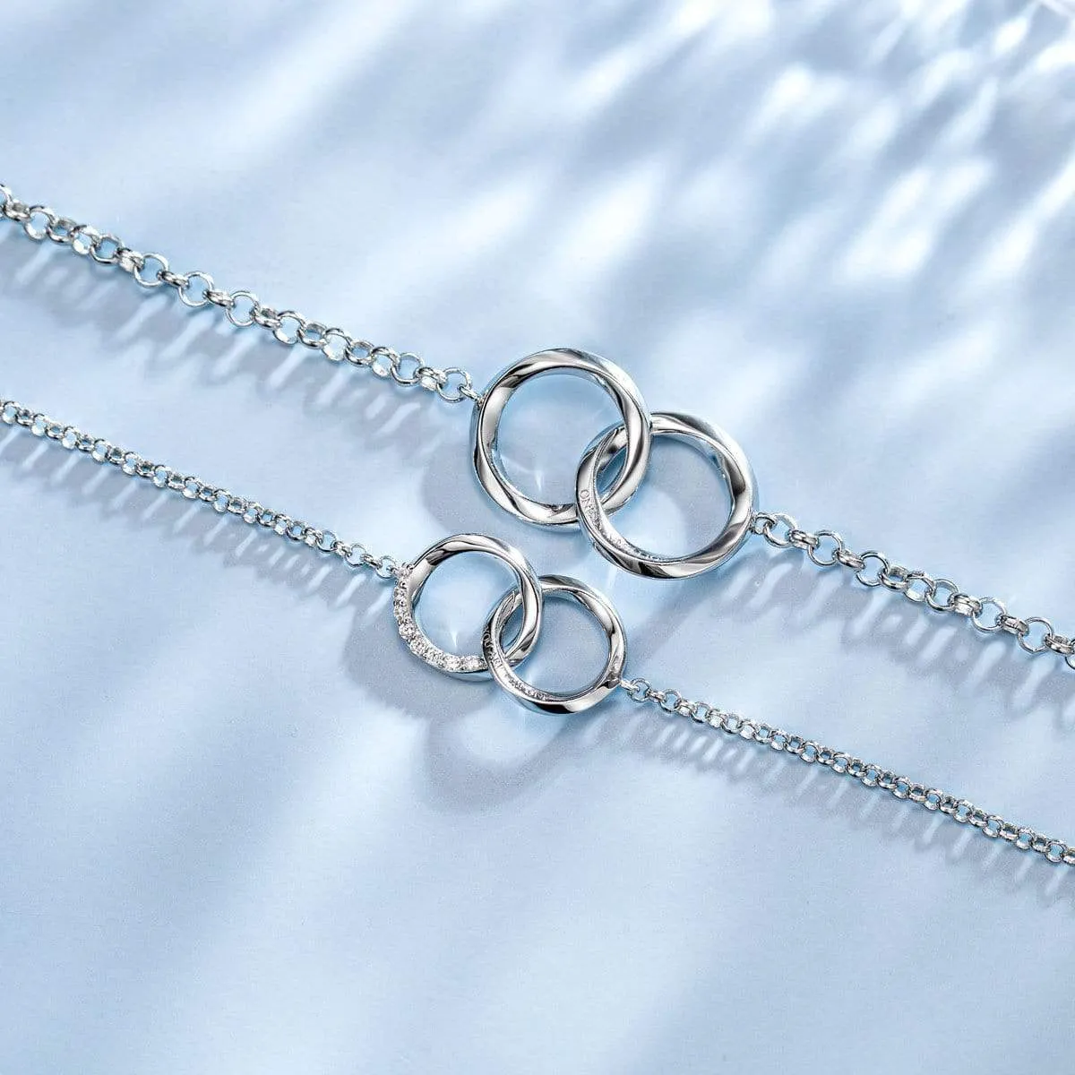 FANCIME "Connected "Mobius Circle Sterling Silver Bracelet