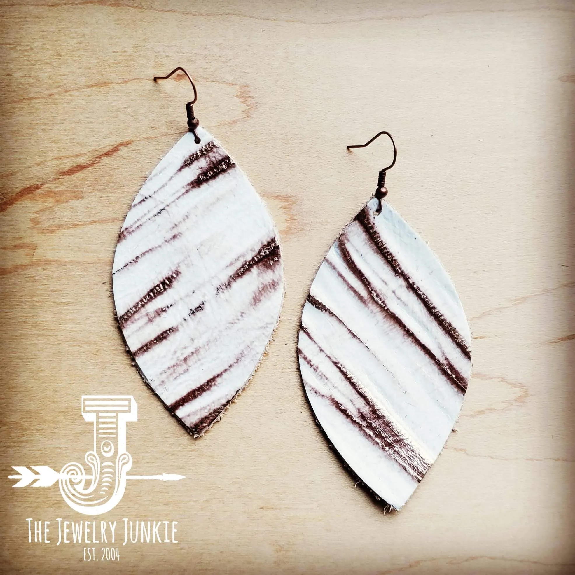 **Leather Oval Earring-White Chateau 204o