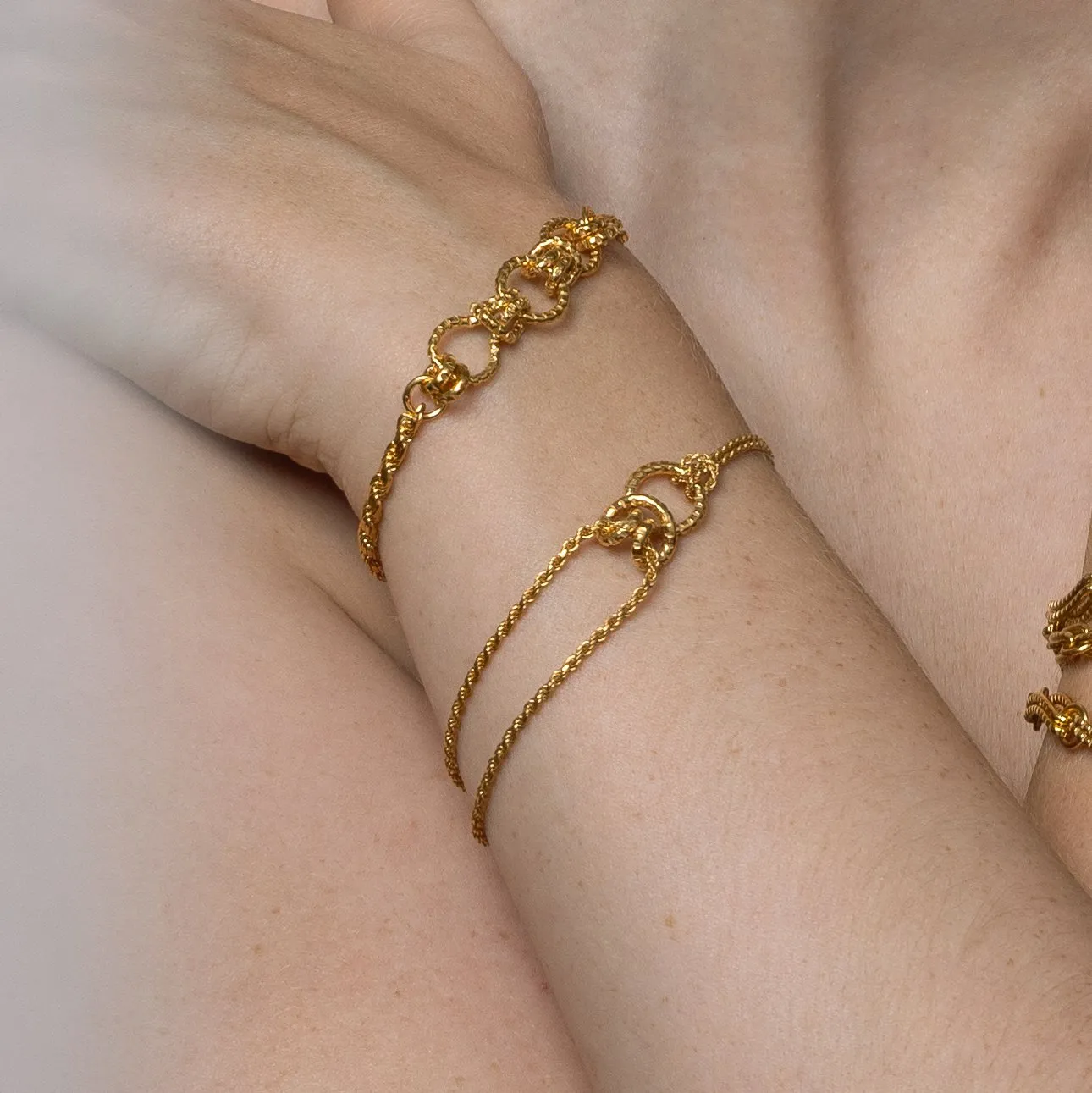 Serpentine Knot Chain Bracelet - Gold